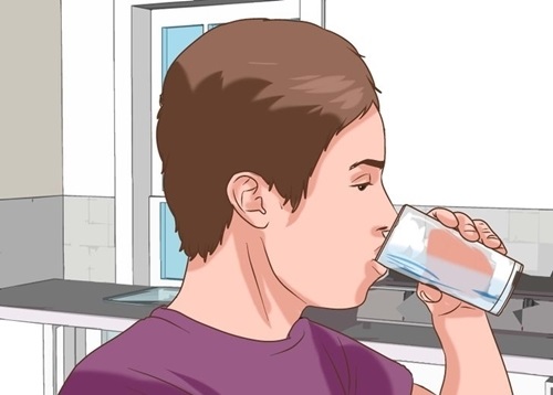 Anh thường xuyên thấy khát và phải bổ sung insulin thường xuyên. (Ảnh minh họa: wikihow)