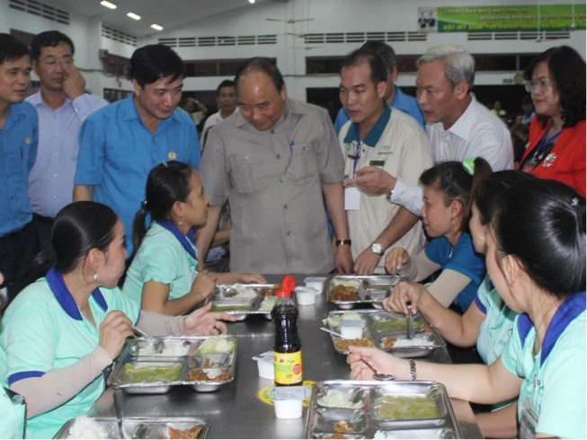 Thủ tướng ăn cơm tập thể cùng hàng trăm công nhân 1