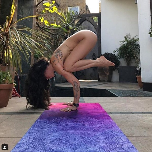Yoga khỏa thân có gì mà hội chị em thi nhau tập? 9