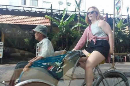Thấy bác xích lô già yếu, cô tây xung phong chở bác đi dạo phố Sài Gòn luôn!