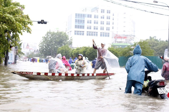 Miền Trung chìm trong lũ dữ, giao thông tê liệt 1