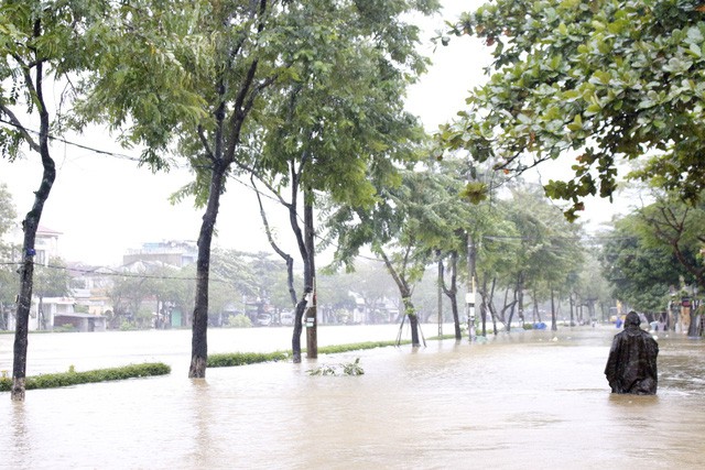 Miền Trung chìm trong lũ dữ, giao thông tê liệt 2