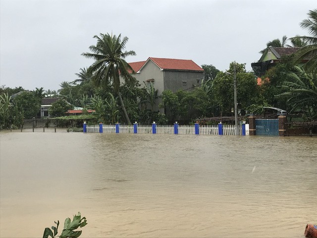 Miền Trung chìm trong lũ dữ, giao thông tê liệt 8