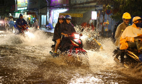 Người Sài Gòn khiếp vía vì cây đổ cửa bay trong mưa to kèm gió giật 678