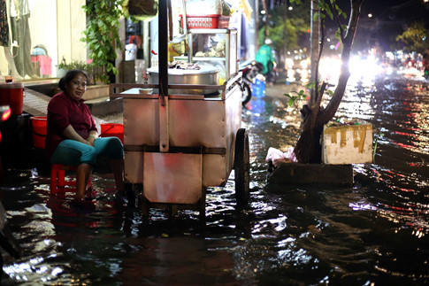 Người Sài Gòn khiếp vía vì cây đổ cửa bay trong mưa to kèm gió giật 342