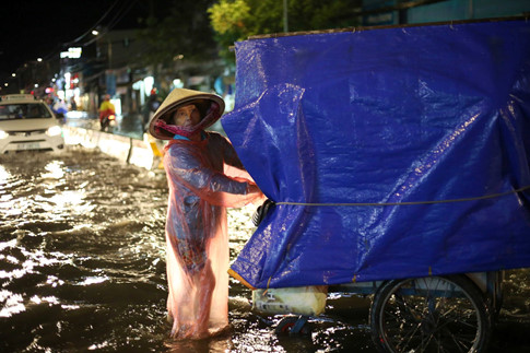 Người Sài Gòn khiếp vía vì cây đổ cửa bay trong mưa to kèm gió giật 2442