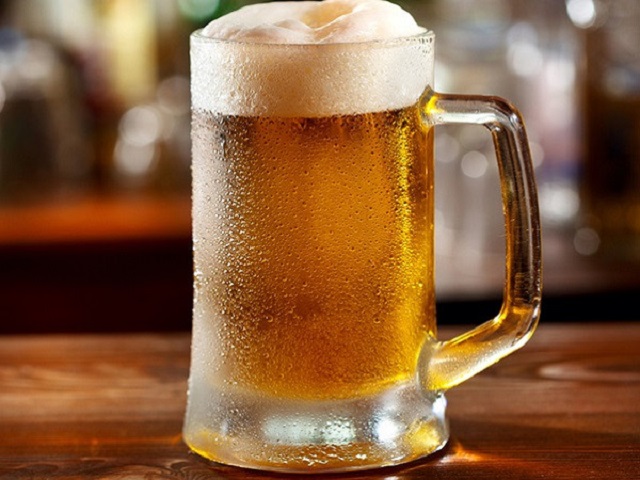 Đồ uống có ga như bia không nên bảo quản trong ngăn đá tủ lạnh (Hình ảnh minh họa)